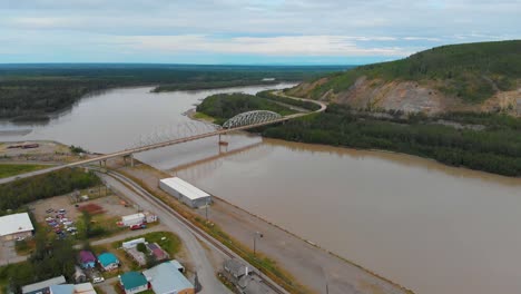 4K-Drohnenvideo-Der-Ehrenstahlfachwerkbrücke-Der-Ureinwohner-Alaskas-über-Den-Tanana-Fluss-Bei-Nenana,-Alaska,-Während-Des-Sommertages