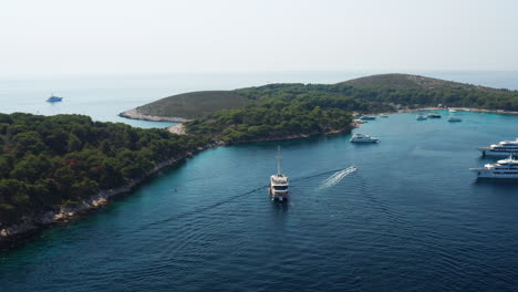 Barco-Turístico-Navegando-Por-El-Mar-Adriático-Cerca-De-Las-Islas-Paklinski-En-Croacia---Toma-Aérea-De-Drones