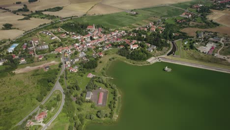 Luftaufnahme-Der-Umlaufbahn-Der-Stadt-Dobromierz-Mit-Staudamm-Und-Trinkwasserreservoir