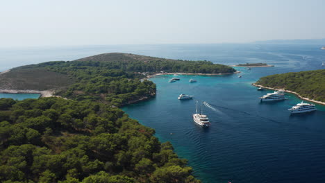Transbordadores-De-Lujo-Que-Navegan-En-El-Mar-Adriático-Cerca-De-Las-Islas-Paklinski,-Hvar,-Croacia