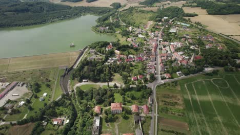 Luftanflug-Auf-Die-Stadt-Dobromierz-Mit-Staudamm-Und-Trinkwasserreservoir