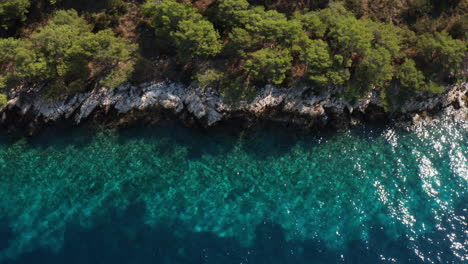 Seelandschaft-Blick-Auf-Das-Türkisfarbene-Wasser-Der-Adria-Auf-Den-Paklinski-inseln,-Hvar,-Kroatien---Luftdrohnenaufnahme
