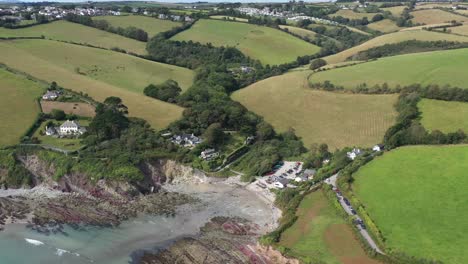 Weite-Luftaufnahme-Der-Talland-Bay-An-Der-Küste-Cornwalls,-Die-Die-Umliegende-Landschaft-Enthüllt