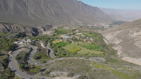 Camino-Sinuoso-Con-Campos-Verdes-Y-Montañas-Del-Distrito-De-Chuquibamba-Tomadas-Desde-El-Aire