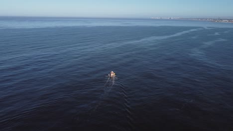 Luftkamerafahrt-Eines-Fischerbootes-An-Der-Uruguayischen-Küste-Im-Atlantik