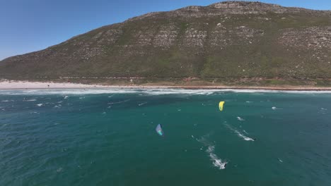 Kitesurfistas-En-Misty-Cliff-Cerca-De-Ciudad-Del-Cabo