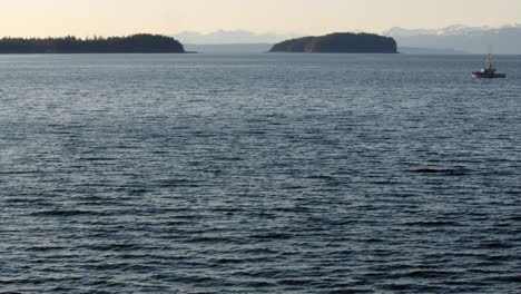 Alaska-Icy-Strait-Point,-Hoonah-äußere-Küste,-Vorbeifahrendes-Fischerboot