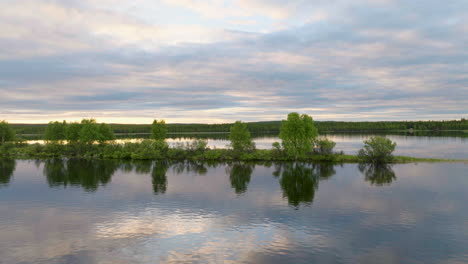 Hermosa-Foto-De-Drone-Del-Cielo-Reflejada-En-El-Agua-Del-Lago-En-Suecia