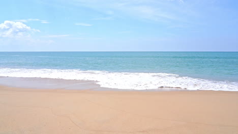 Zeitlupe-Großer-Wellen,-Die-Auf-Den-Sand-Eines-Tropischen-Strandes-Treffen
