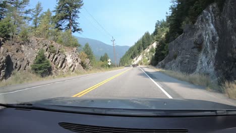 Vista-Escénica-Conduciendo-A-Través-Del-Hermoso-Paisaje-De-Montaña-Timelapse-Pov