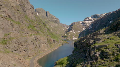 Paso-Elevado-Roldalsfjellet-Sinuoso-Camino-Por-El-Lago-Gorsvatnet-Rodeado-De-Montañas,-Paisaje-Nórdico