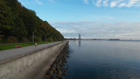 Ein-Drohnenflug-Entlang-Des-Wellenbrechers-Neben-Dem-Küstenboulevard-In-Gdynia
