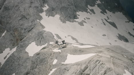 Aufnahme-Der-Slowenischen-Berge-Aus-Dem-Hubschrauber-Der-Slowenischen-Berghütte-In-Den-Julischen-Alpen,-Einige-Sonnenstrahlen-Beleuchten-Teile-Des-Berges