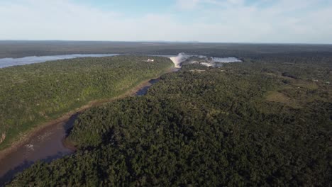 Luftpanoramablick-Auf-Den-Fluss-Iguazu-Im-Amazonas-Regenwald-Und-Den-Wasserfall-Garganta-Del-Diablo-Am-Horizont