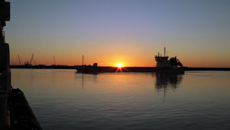 Schöner-Sonnenuntergang-An-Der-Küste-Mit-Geteiltem-Trichterschiff,-Das-Am-Himmel-Silhouettiert-Wird