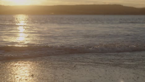 Ein-Wunderschöner-Goldener-Sonnenuntergang-über-Den-Strandwellen-In-Devon,-Uk