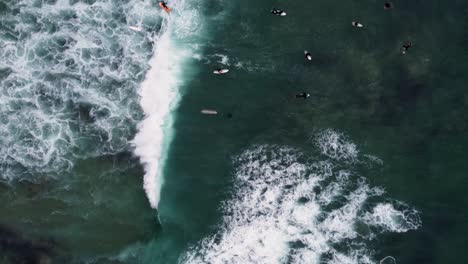 Menschen-Surfen-Auf-Glatten-Wellen-Am-Erstaunlichen-Strand-Praia-Do-Sul,-Ericeira,-Portugal