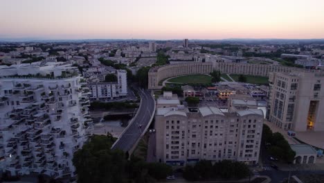 Toma-Aérea-De-Carro-Que-Revela-Los-Edificios-De-Apartamentos-Abstractos-En-Montpellier