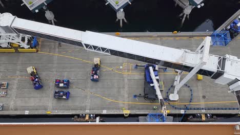 Trabajadores-Portuarios-Cargando-Equipaje-En-Un-Crucero-Visto-Desde-Arriba