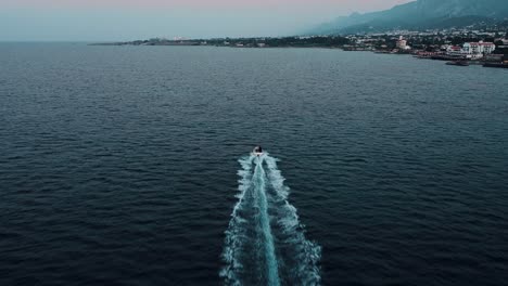 Luftdrohnenvideo-Des-Bootes,-Das-Sich-Schnell-Im-Meer-Bewegt
