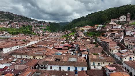 Establecimiento-De-Una-Vista-Aérea-De-Drones-De-Cusco,-Perú-Con-Chatedral-Y-Plaza-Principal