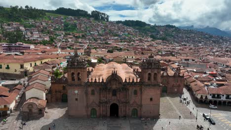 Establishing-Aerial-Fly-Drone-View-of-Cusco,-Peru-with-chatedral-and-main-square