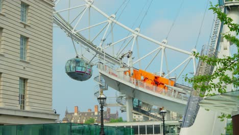 Zeitlupe,-Nahaufnahme,-Schwenk-Des-London-Eye-In-Der-Sonne-An-Einem-Sommertag,-Aufnahme-Auf-Red-Scarlet-w-5k