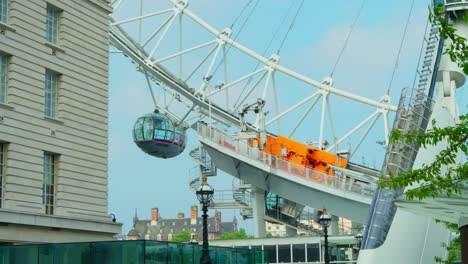 Bloqueo-En-Londres,-Las-Cápsulas-Cerradas-De-La-Rueda-Del-Milenio-No-Giran-Con-Ramas-De-árboles-Balanceándose-En-La-Brisa-De-Verano,-Durante-La-Pandemia-De-Coronavirus-2020