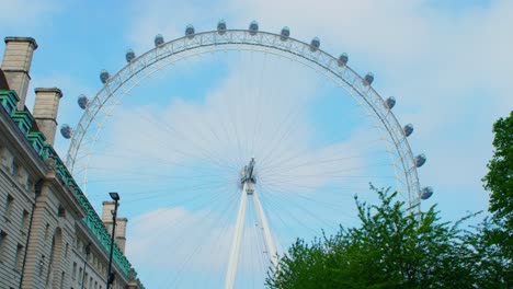 Bloqueo-En-Londres,-El-Ojo-Cerrado-Del-Milenio-Que-No-Se-Mueve-Y-Está-Estático,-Durante-La-Pandemia-Covid-19-2020-Con-Cielos-Azules-Y-Nubes,-Filmado-En-Rojo-Escarlata-w-5k