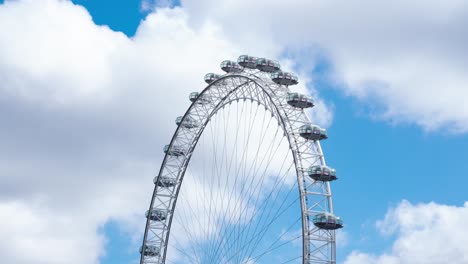 Zeitraffer-Des-Statischen-London-Eye,-Das-Sich-An-Einem-Sonnigen-Sommertag-Während-Der-Covid-19-Lockdown-Pandemie-2020-Nicht-Mit-Wolken-Dreht