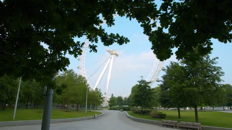 Das-London-Eye-Aus-Dem-Leeren-Jubilee-Park,-Während-Der-Covid-19-Lockdown-Pandemie-2020