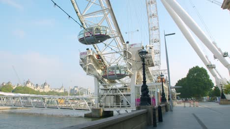 The-London-Eye's-capsules-not-moving-over-empty-streets,-during-2020's-lockdown-Coronavirus-pandemic