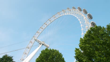 Wunderschöne-Filmische-Zeitlupenschwenk-Des-London-Eye-An-Einem-Sonnigen-Sommertag-Mit-Blauem-Himmel