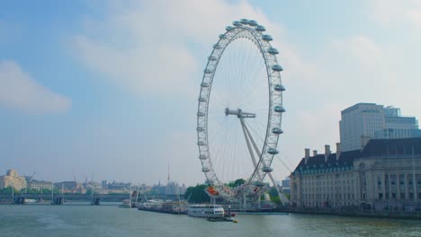 Das-London-Eye-Bewegt-Sich-Nicht-Und-Ist-Völlig-Statisch-über-Der-Themse,-Das-Die-Sommersonne-In-Zeitlupe-Reflektiert,-Während-Der-Coronavirus-sperrpandemie-2020