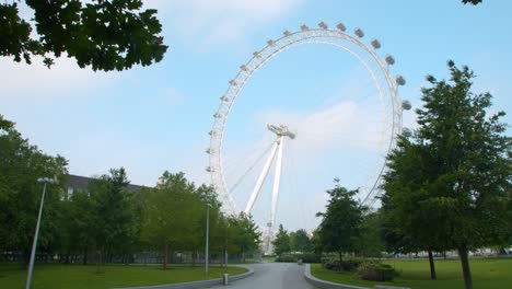 El-Ojo-De-Londres-Se-Revela-Bajo-Los-árboles-En-Jubilee-Park-En-Un-Cielo-Azul-En-Un-Día-De-Verano