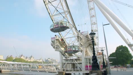 Gimbal-Cinematográfico-En-Cámara-Lenta-A-Pie-De-Las-Cápsulas-Del-Ojo-De-Londres-Sobre-El-Río-Támesis-En-Un-Día-Soleado