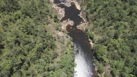 Vista-Superior-Del-Arroyo-Pedregoso-Que-Corre-Hacia-Las-Cataratas-Wallaman-En-El-Parque-Nacional-Girringun,-Australia