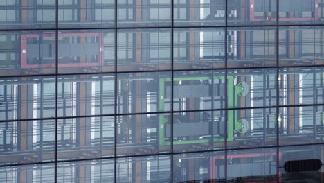 Vertikaler-Video-Schacht-Aus-Transparentem-Glas-Im-Wolkenkratzer,-Der-Auf-Und-Ab-Geht