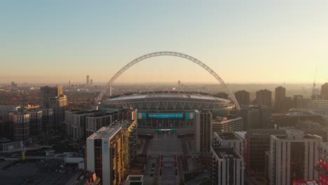 Entrada-Al-Estadio-De-Wembley-Con-Horizonte-De-Fondo,-Londres