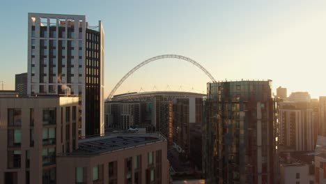 Drone-Elevándose-Entre-Edificios-Residenciales-De-Londres-Con-El-Estadio-De-Wembley-En-Segundo-Plano