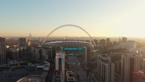 Entrada-De-La-Arena-Del-Estadio-Wembley-Con-Paisaje-Urbano-De-Fondo,-Londres