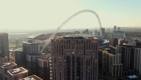 Drone-Aéreo-Volando-Hacia-El-Famoso-Estadio-Wembley-En-Londres