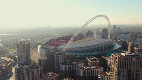 Estadio-De-Wembley-Y-Paisaje-Urbano,-Londres.-Dando-Vueltas-Aereas