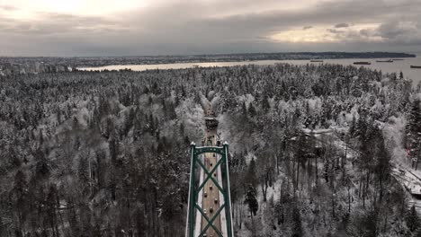 Luftaufnahme-Von-Stanley-Park-Und-Der-Lions-Gate-Bridge-An-Einem-Verschneiten-Wintertag-In-Vancouver,-BC-In-4k