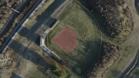 Vista-Aérea-De-Arriba-Hacia-Abajo-Sobre-El-Campo-De-Béisbol-Vacío-De-La-Escuela-Secundaria,-4k