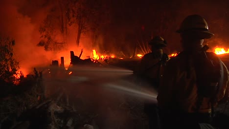 Ein-Feuerwehrmann-Bekämpft-Während-Des-Thomas-Feuers-In-Ventura-Und-Santa-Barbara-County,-Kalifornien,-Ein-Riesiges-Feuer-An-Einem-Hang