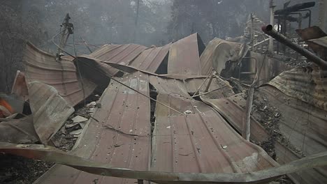 Los-Equipos-De-Bomberos-Limpian-Una-Casa-Quemada-Y-Carbonizada-Tras-El-Destructivo-Incendio-De-Thomas-En-El-Condado-De-Santa-Bárbara-Y-Ventura,-California