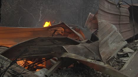 Los-Equipos-De-Bomberos-Limpian-Una-Casa-Quemada-Y-Carbonizada-Tras-El-Destructivo-Incendio-De-Thomas-En-El-Condado-De-Santa-Bárbara-Y-Ventura,-California