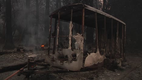 Un-Remolque-De-Caballos-Se-Encuentra-Carbonizado-Y-Quemado-Después-Del-Devastador-Incendio-De-Thomas-En-Los-Condados-De-Santa-Barbara-Y-Ventura