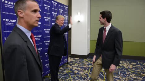 El-Candidato-Presidencial-Del-Partido-Republicano-Donald-Trump-Posa-Para-Fotografías-Con-Los-Votantes-En-Un-Evento-De-Campaña